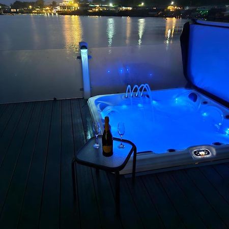 Lakeside Holiday Home With Hot Tub Tattershall Eksteriør billede