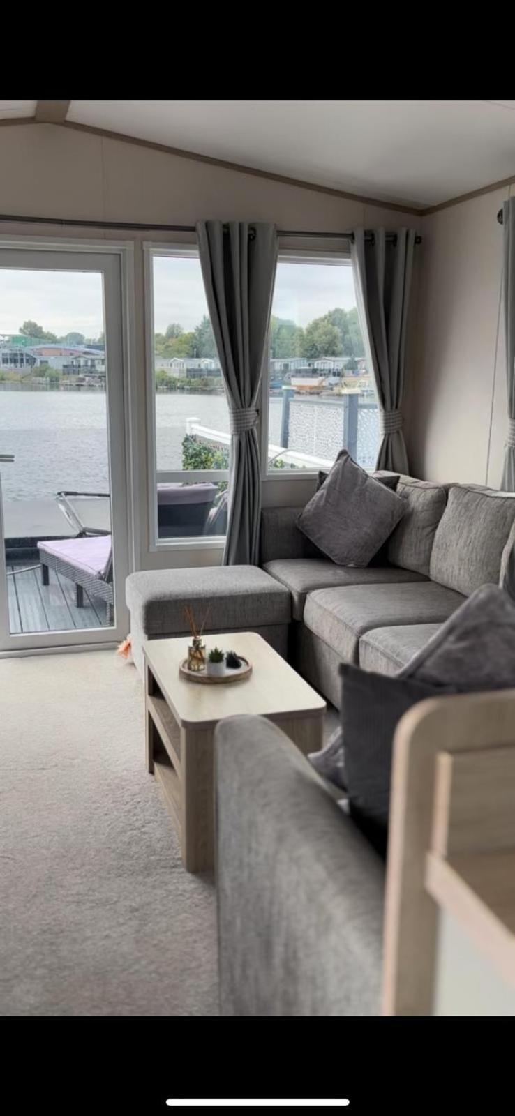 Lakeside Holiday Home With Hot Tub Tattershall Eksteriør billede