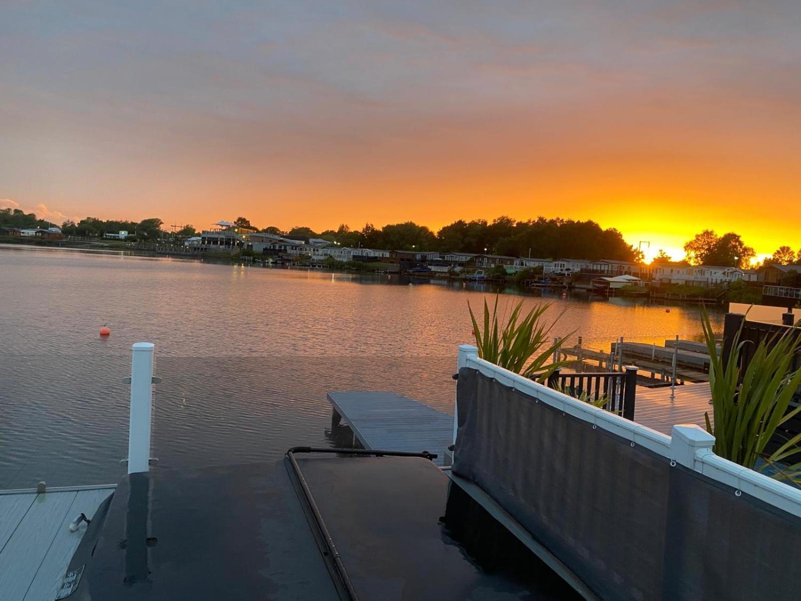 Lakeside Holiday Home With Hot Tub Tattershall Eksteriør billede