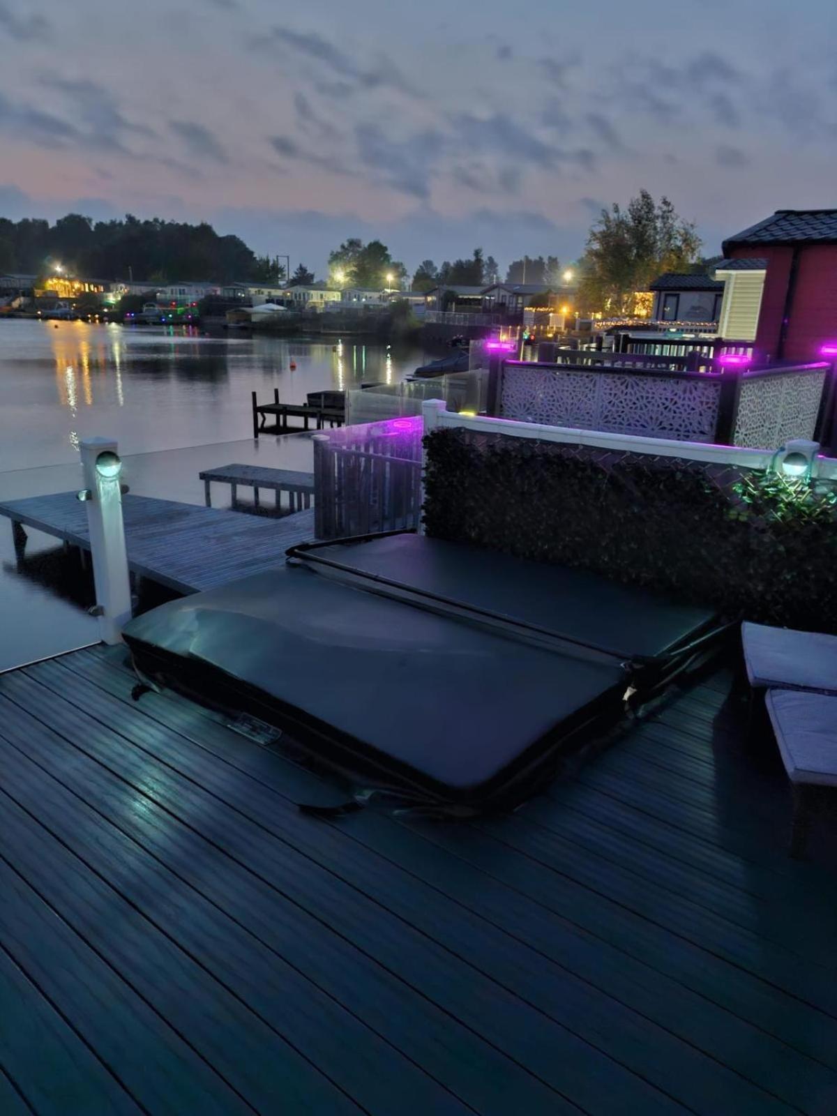 Lakeside Holiday Home With Hot Tub Tattershall Eksteriør billede