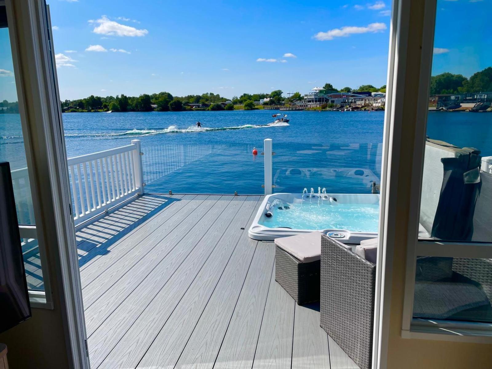 Lakeside Holiday Home With Hot Tub Tattershall Eksteriør billede