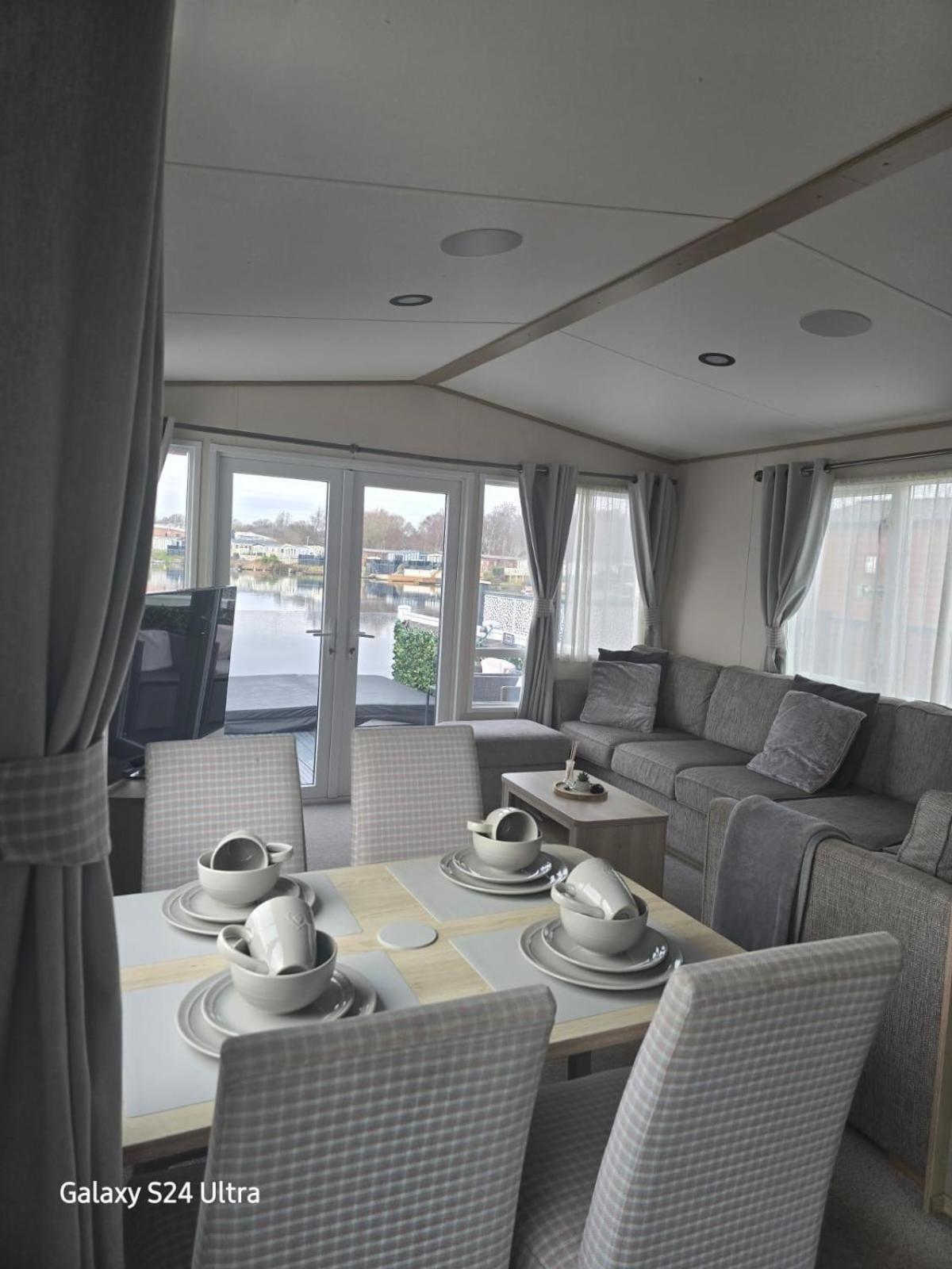 Lakeside Holiday Home With Hot Tub Tattershall Eksteriør billede